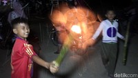 Sebanyak 14 rombongan warga setempat dari RW 1 hingga RW 14 ikut pawai menuju Lapangan Desa Tegalluar, Sabtu (31/8/2019) malam.