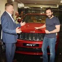 Taimur juga mendapatkan hadiah mewah lainnya dari sang ayah yang memberikannya mobil jeep berwarna merah. Saif membelikan buah hatinya mobil SUV Jeep yang ditaksir bernilai Rp 1 miliar. Foto: dok. Instagram @therealkareenakapoor