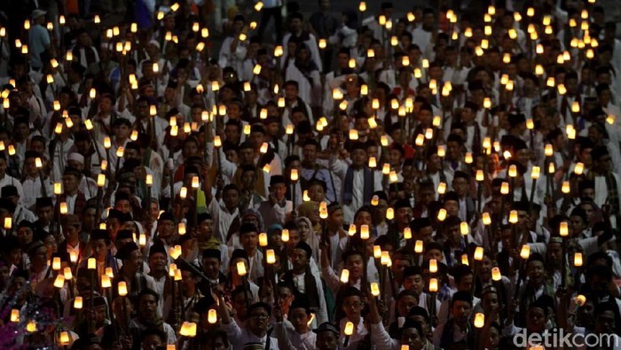 Ribuan peserta pawai obor elektrik meriahkan acara Jakarta Muharram Festival. Mereka melakukan longmarch dari Silang Monas ke Bundaran HI.