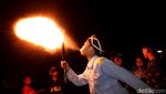Atraksi Sembur Api Ramaikan Malam Tahun Baru Islam di Bandung