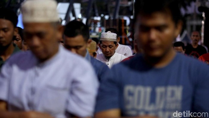 Sejumlah warga melaksanakan salat Maghrib berjamaah di kawasan Bundaran HI, Jakarta. Kegiatan itu dilakukan di sela-sela acara Jakarta Muharram Festival 2019.