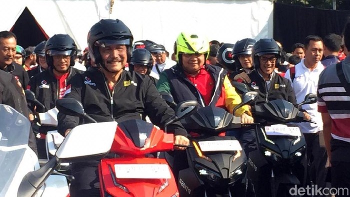 Menteri Koordinator Bidang Kemaritiman Luhut Binsar Pandjaitan dan Menteri Perhubungan Budi Karya Sumadi menjajal motor listrik di Monas. Seperti apa keseruannya? Yuk, lihat.