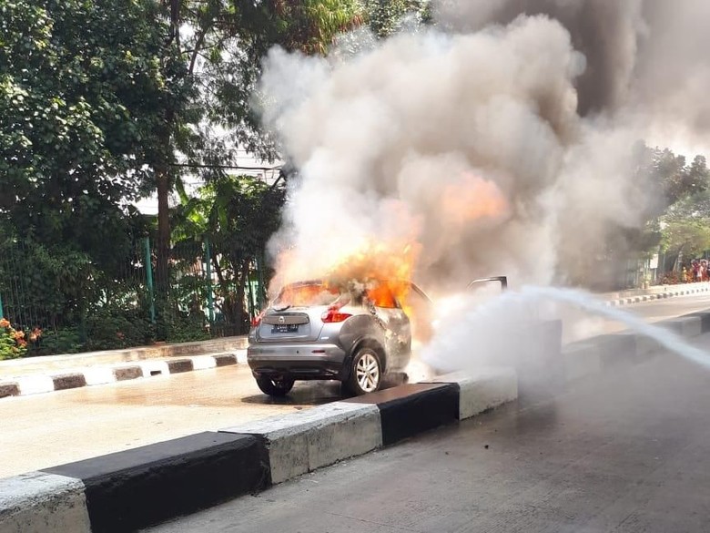 Mobil Hangus Terbakar di Ancol Mobil Hangus Terbakar di Ancol