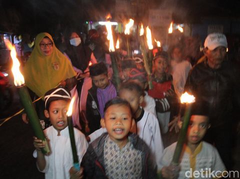Tradisi 1 Muharam di Bandung: Atraksi Semburkan Api dan Bagikan Kafan