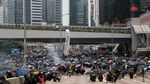 Akhir Pekan di Hong Kong Diwarnai Gas Air Mata Hingga Bom Molotov