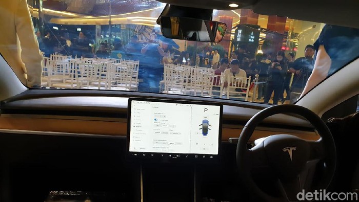 n di Indonesia

Jakarta - Prestige Motorcars kembali memperkenalkan line up kendaraan ramah lingkungannya. Kali mobil yang dibawa oleh importir umum tersebut adalah Tesla Model 3. Model 3 adalah varian paling terjangkau dari lini Tesla yang ada saat ini.