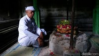Mbah Saji adalah juru kunci Rowo Bayu. Menurut dia kadang ada kejadian mistis di kawasan ini (Ardian Fanani/detikcom)
