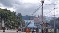 Selain itu tim ini juga sedang melakukan perbaikan di jaringan tegangan menengah 20 kV yang berlokasi di pelabuhan Jayapura. Istimewa/Dok. PLN.