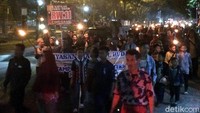 Sambil diiringi bedug, drum band serta calung, peserta pawai obor menyusuri Jalan Ahmad Dahlan, Jalan HOS Cokroaminoto, Jalan Jendral Sudirman, Jalan Ir H Juanda, dan bermuara di Alun-alun Ciamis. Sejumlah personel TNI dari Kodim 0613 Ciamis dan anggota Polres Ciamis ikut mengamankan di sudut-sudut jalan.
