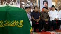 Presiden Joko Widodo (Jokowi) melayat ibunda Presiden ke-6 RI Susilo Bambang Yudhoyono (SBY), Siti Habibah di Puri Cikeas, Bogor, Sabtu (31/8/2019).