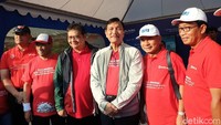 Luhut didampingi Menteri Perhubungan Budi Karya Sumadi, Menteri Perindustrian Airlangga Hartarto, serta sejumlah petinggi Agen Pemegang Merek (APM) motor dan mobil di Indonesia.