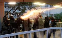 Hong Kong Rusuh! Molotov dan Gas Air Mata Berterbangan
