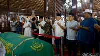 Sejumlah kerabat lain turut hadir di Puri Cikeas. Putra SBY, Agus Harimurti Yudhoyono (AHY) dan sang istri Anisa Pohan juga sempat terlihat di pendopo. Selain itu, juga tampak Ketua Dewan Pembina Golkar Abu Rizal Bakrie dan Kadiv Hukum dan Advokasi Partai Demokrat Ferdinand Hutahean. Mereka terlihat melantunkan doa untuk Ny Habibah.