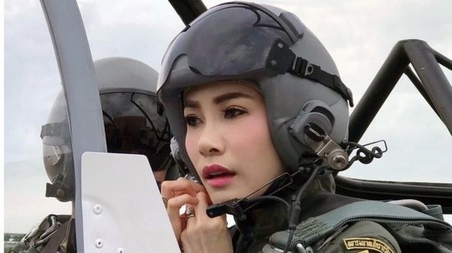 Sineenat mendapat gelar Selir Kerajaan pada 28 Juli 2019. Gelar ini pertamakalinya diberikan setelah hampir satu abad, seorang raja Thailand memiliki selir. Foto: BBC Magazine