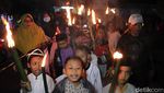 Atraksi Sembur Api Ramaikan Malam Tahun Baru Islam di Bandung