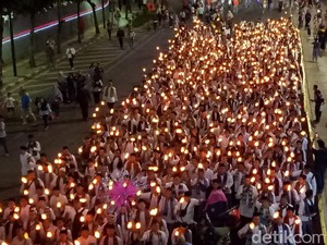 Pawai Obor Semarakkan Jakarta Muharram Festival, Anies Beri Penghargaan