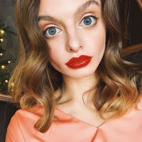 Sebagian besar dari 128 ribu lebih pengikutnya di Instagram yakin bahwa Maria memiliki mata terbesar di dunia. Namun, penampilannya itu memicu perdebatan karena banyak netizen beranggapan bahwa Maria mengedit penampilannya dengan Photoshop agar matanya terlihat sangat besar. Foto: Instagram