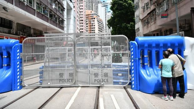 Barikade polisi disiagakan di sekitar kantor Perwakilan China di Hong Kong sebagai antisipasi