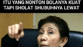 Bergadang nonton bola sih boleh-boleh saja. Tapi ingat pesan Bu Susi, jangan lupa ibadah ya. (Foto: internet)