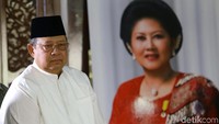Kepergian ibunda yang tak berselang lama dari kepulangan sang istri, Ani Yudhoyono, membuat SBY harus merasakan kehilangan yang mendalam. Meski begitu, SBY nampak tegar saat bertemu dengan pelayat yang hadir di Puri Cikeas, Bogor.