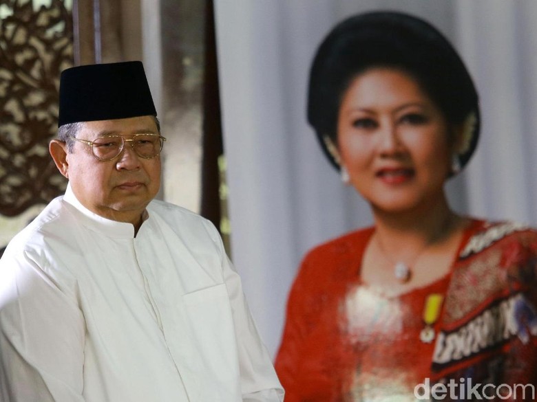Susilo Bambang Yudhoyono bersama foto mendiang Ani Yudhoyono. Foto: Grandyos Zafna Susilo Bambang Yudhoyono bersama foto mendiang Ani Yudhoyono. Foto: Grandyos Zafna