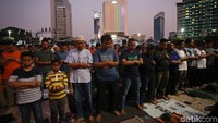 Sejumlah warga melaksanakan Salat Maghrib berjamaah di kawasan Bundaran HI, Jakarta, Sabtu (31/8/2019).