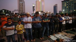 Potret Warga Salat Maghrib Berjamaah di Bundaran HI