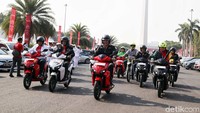 Sebanyak empat menteri Kabinet Kerja pagi ini menjajal motor listrik di Monumen Nasional (Monas), Jakarta Pusat, Sabtu (31/8/2019).