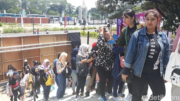 Antrian Mengular Sejak Pagi, Fans Siap Sambut MONSTA X dan MAMAMOO