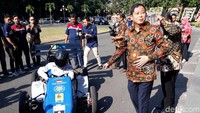 Nampak Menteri ESDM Ignasius Jonan turut hadir saat Tim Molis Yacaranda UGM menguji mobil listrik rancangannya di area kampus Universitas Gadjah Mada, Yogyakarta, Jumat (30/8/2019).