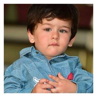 Bocah yang memiliki mata indah ini juga menjadi incaran para paparazzi. Satu foto paparazzi tentang Taimur terjual dengan harga lebih dari Rs 1500 atau Rp 300 ribu.Foto: dok. Instagram @therealkareenakapoor