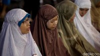 Direncanakan Gubernur DKI Jakarta Anies Baswedan akan mengikuti salat berjamaah di waktu Isya. Selanjutnya, Anies juga akan menyambut kedatangan pawai obor.