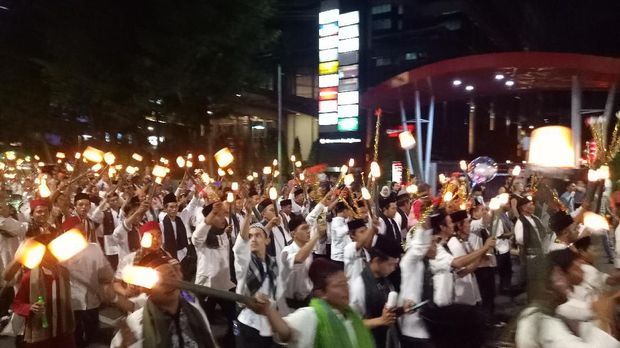 Pawai obor Jakarta Muharram Festival.