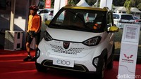Pabrikan China, Wuling juga tak mau kalah memamerkan mobil listrik mungil E100.