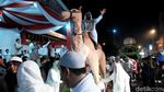 Aksi Petugas Damkar Karawang Mainkan Api Sambut 1 Muharram
