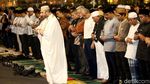 Momen Anies Salat Isya Berjamaah di Bundaran HI