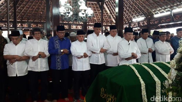 Jenazah Ibunda SBY Disalatkan di Pendopo Puri Cikeas