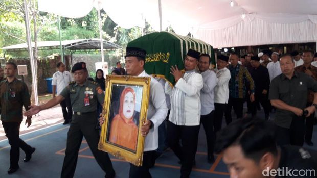 Jenazah ibunda SBY diberangkatkan menuju TPU Tanah Kusir.