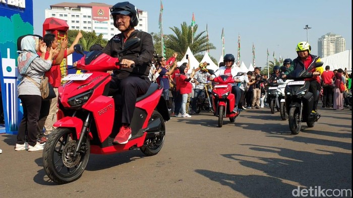 Menteri Luhut mengendarai motor Gesits