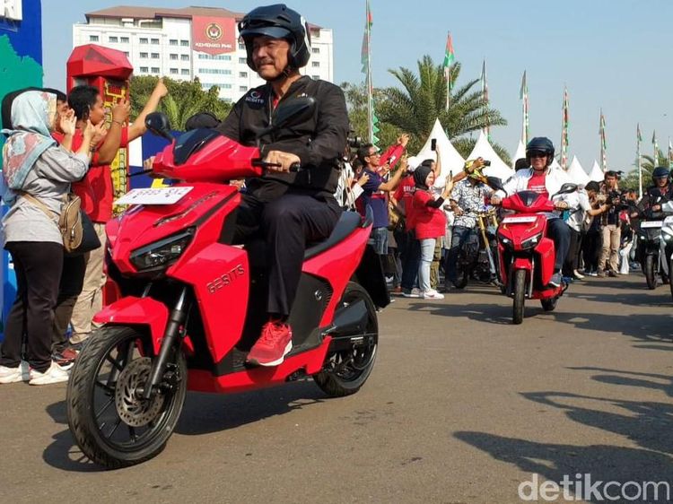 Aksi Menteri Luhut Satmori Motor Listrik