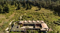 Terreno House terletak di Valle de Bravo, jarak tempuhnya hanya tiga jam dari Mexico City.  Istimewa/Dok. Inhabitat.