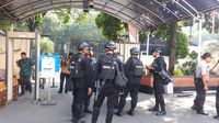 Brimob berjaga di KPU