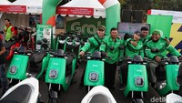 Sementara abang Grab menggunakan motor listrik Selis e Max. Motor listrik ini sanggup berlari sampai 50 km per jam.