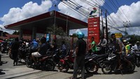 Pascakerusuhan yang terjadi di Jayapura, Papua, kondisi di kota tersebut semakin membaik. Toko-toko yang sempat tutup kini mulai kembali dibuka meski baru sebagian. Sejumlah warga nampak mengantre untuk mengisi BBM di salah satu SPBU di Jayapura, Papua, Sabtu (31/8/2019).