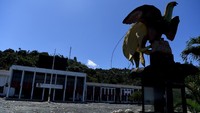 Kondisi halaman Kantor Gubernur Papua pascaunjuk rasa warga di Jayapura, Papua, Sabtu (31/8/2019).
