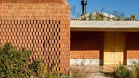Lapisan bagian luar rumah dibuat dengan pecahan batu bata. Istimewa/Dok. Inhabitat.