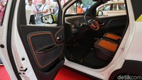 Mobil listrik Wuling E100 ini sekali dicas diklaim cukup untuk menempuh perjalanan sejauh 200 km. Jakarta-Bandung mah lewat ya naik mobil listrik ini.