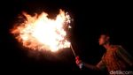 Atraksi Sembur Api Ramaikan Malam Tahun Baru Islam di Bandung