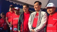 Luhut, Budi Karya, Airlangga, dan Nasir menjajal motor listrik mulai dari Monas hingga Bundaran Hotel Indonesia (HI).