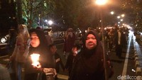 Salah satu warga lainnya, Sari (19), sangat antusias mengikuti pawai obor bersama teman-temannya. Ia berharap di tahun 1441 Hijriah ini mendapat keberkahan berlimpah.